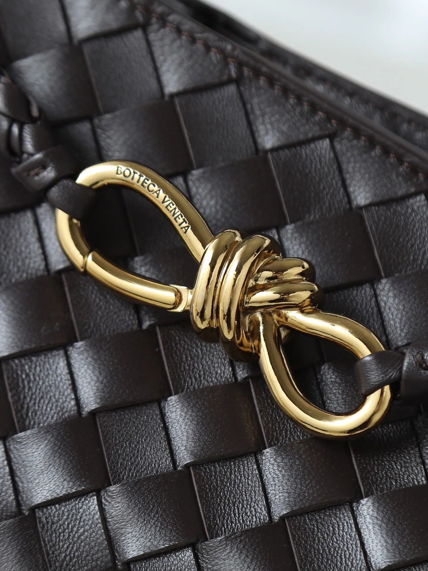 1300. Andiamo is shipping‼ ️Really popular🔥The new Andiamo woven handbag launched by Bottega Veneta this season is really popular all over the world! ! Celebrities at home and abroad have worn it, and Oscar-winning actress Michelle Yeoh has taken it out on the street. Song Jia, Trai Yala, Yu Feihong, Sanji Ayaka, Rosie Hunting-Whiteley, Yoshioka Riho, etc. have all worn this bag. It is classic and versatile and shows off your temperament, and the bag capacity is also large, which is very convenient for daily commuting! ! A variety of carrying methods, the shoulder straps can be adjusted by yourself, the original lambskin feels soft and delicate, and the unisex style breaks the gender boundaries and brings a more practical and long-lasting use experience. Andiamo, which has both elegant and casual styles, perfectly interprets the true appearance of "fashionable old money style". Style number: 766014 Size: 25*22*10.5cm